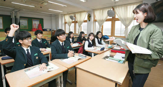 8일 경기도 성남시 은행중학교에서 대학생 강사와 중학생들이 삼성 드림클래스 2016년 주중·주말교실 시즌5 1학기 첫 수업을 진행하고 있다.     삼성그룹 제공